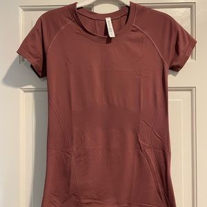 Athleta women’s momentum short sleeve, tee size small, great condition